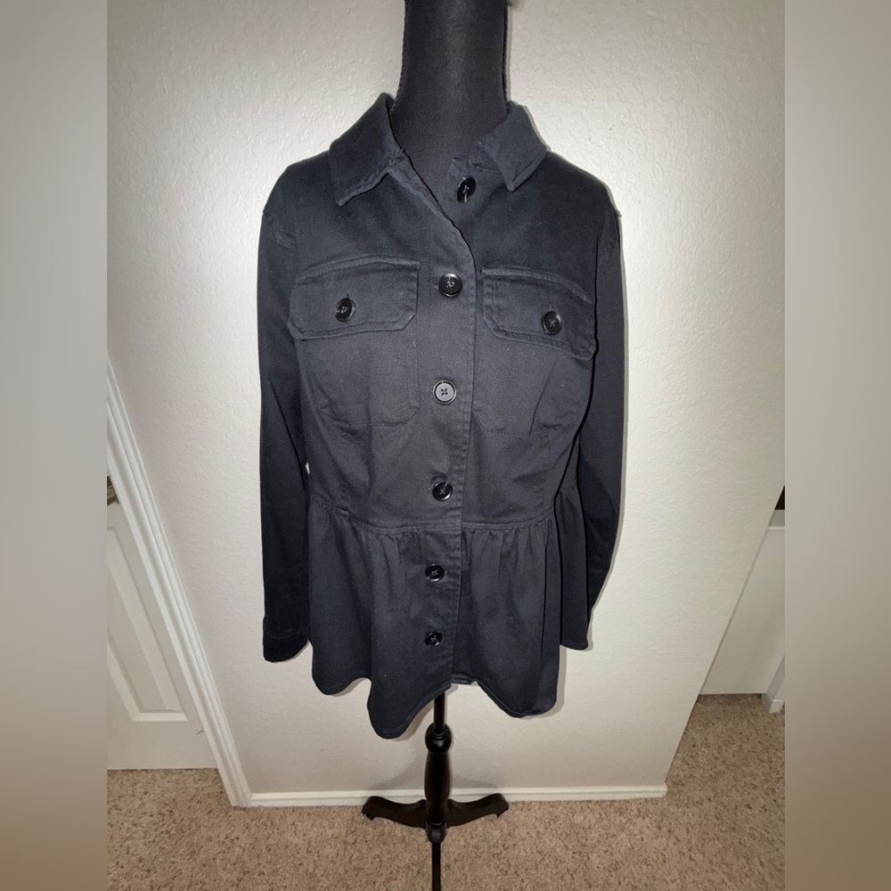 👠 3 for $ 30👠 Torrid Women's Black Peplum Button-Up Jacket
Size 00-Torrid